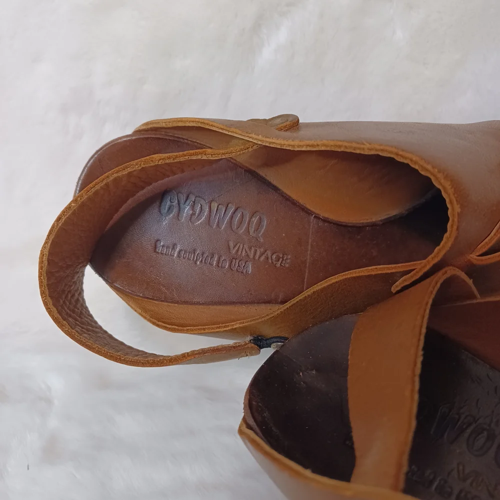 Cydwoq Vintage Handmade In usa Brown Leather Open-Toe Kitten Heel Sandals - Picture 2 of 3